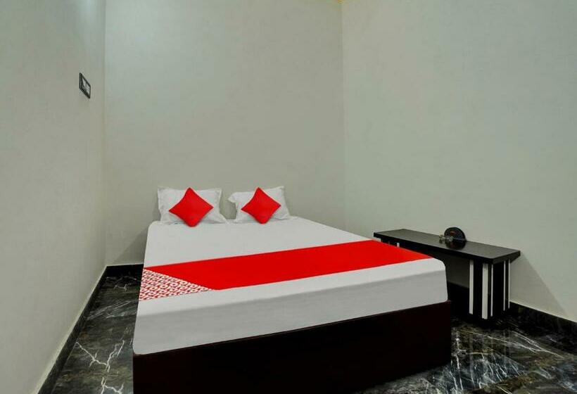 חדר קלאסי לשלושה, Pop 81282  White Town