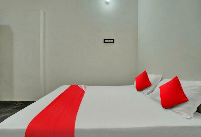 غرفة كلاسيكية ثلاثية, Pop 81282  White Town