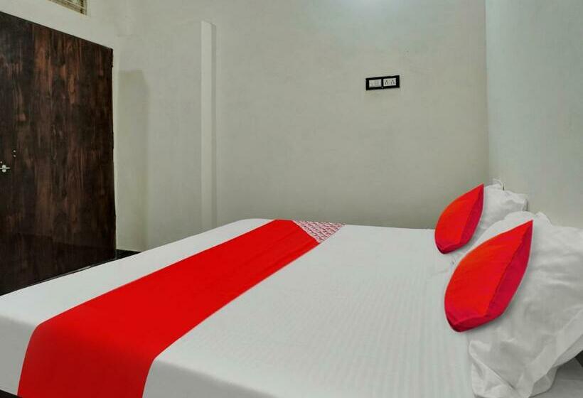 חדר קלאסי לשלושה, Pop 81282  White Town