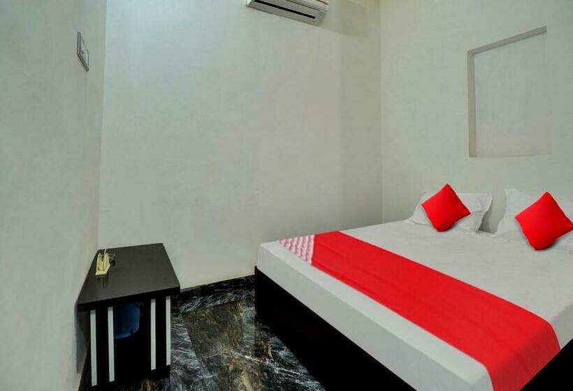 غرفة كلاسيكية ثلاثية, Pop 81282  White Town