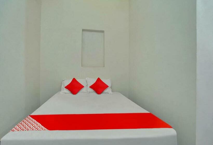 חדר קלאסי לשלושה, Pop 81282  White Town