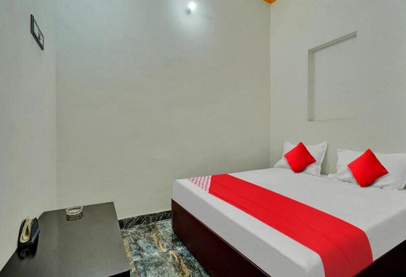 غرفة كلاسيكية ثلاثية, Pop 81282  White Town