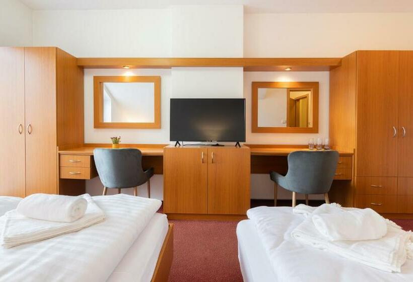 带阳台的三人标准间, Penzion Jas