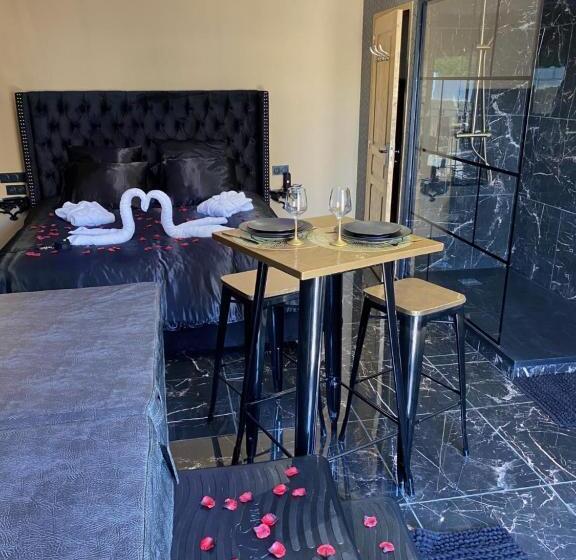 Люкс с гидромассажем, Désirs D Une Nuit Loveroom Jacuzzi