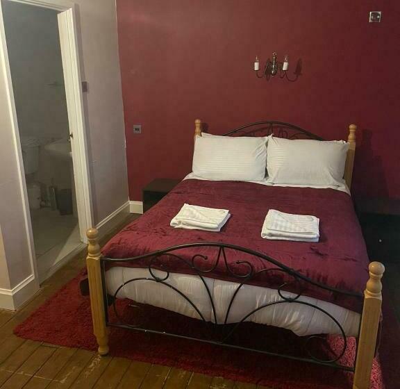 غرفة عائلية, The Ship Inn