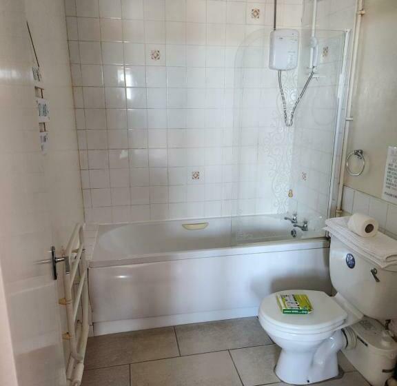 غرفة عائلية, The Ship Inn