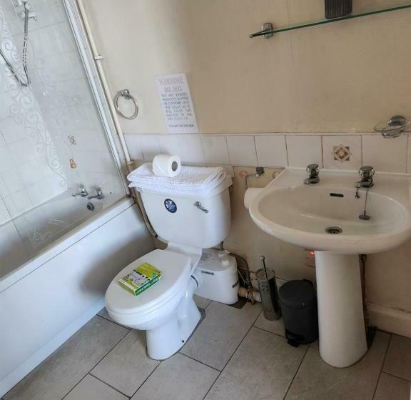 غرفة عائلية, The Ship Inn