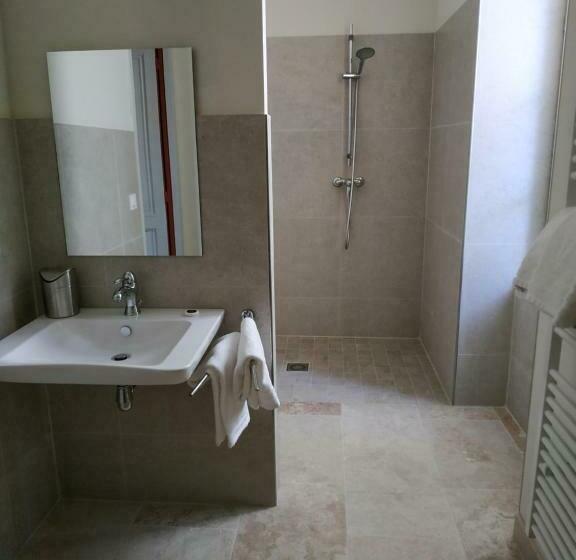 Номер Стандарт, Une Chambre à La Maison Du Ballandreau