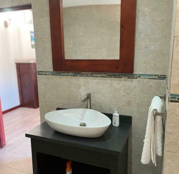 اتاق استاندارد با تخت بزرگ, Cozy Oceanfront Room Hidden Treasure