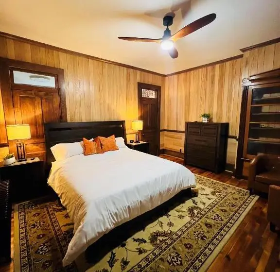 身障者適用キングサイズベッドルーム, Monterey Inn