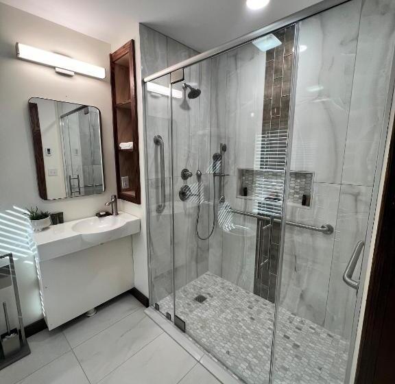 Номер Стандарт Кровать Кинг Адаптированный для Инвалидов, Monterey Inn