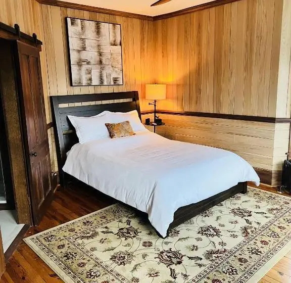デラックスルーム, Monterey Inn