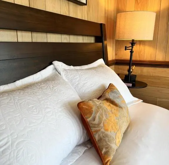 デラックスルーム, Monterey Inn