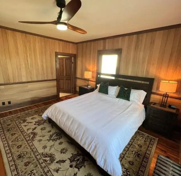 キングサイズベッドのデラックスルーム, Monterey Inn