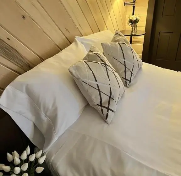 デラックススイート, Monterey Inn