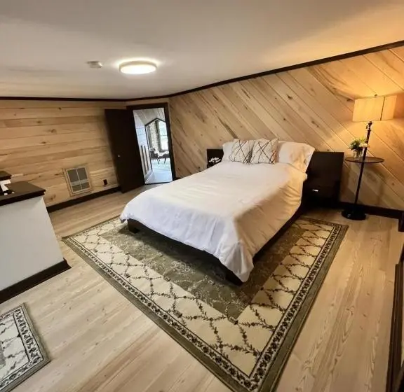 デラックススイート, Monterey Inn