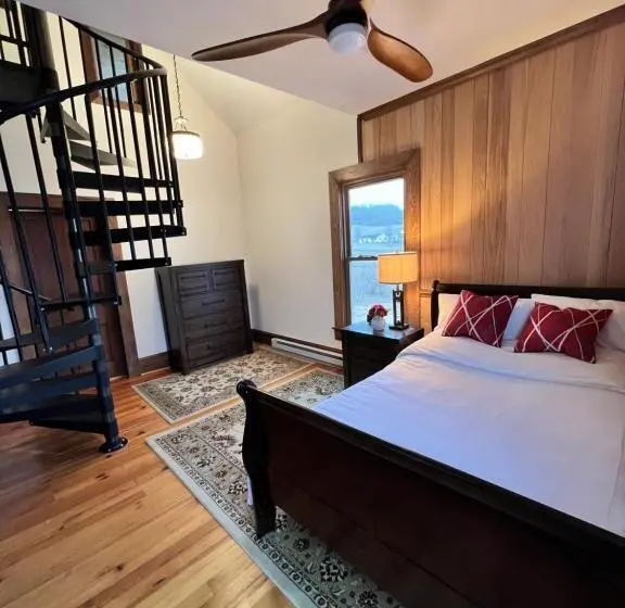 デラックススイート, Monterey Inn
