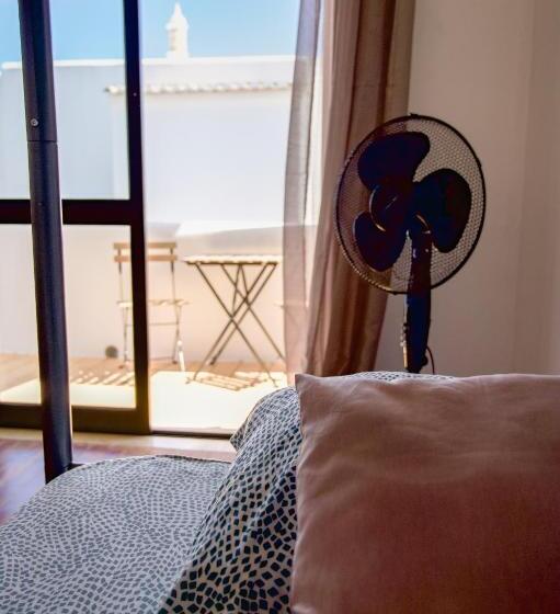 غرفة عائلية, Wakeup Villa