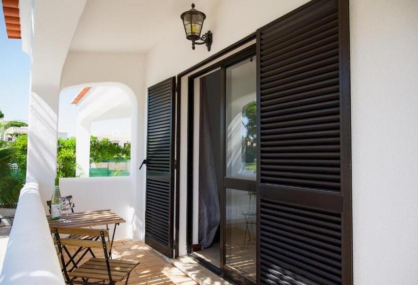 غرفة عائلية, Wakeup Villa