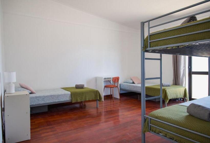 غرفة عائلية, Wakeup Villa