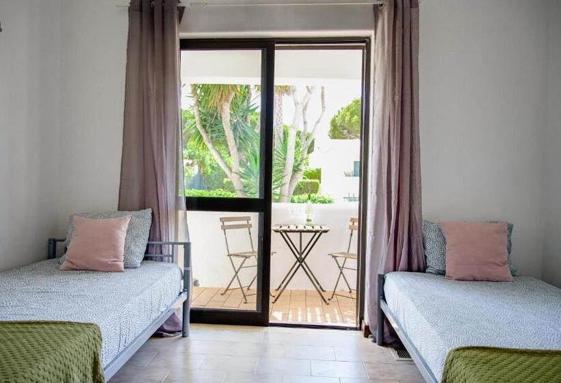 غرفة قياسية مزوَّدة بشُرفة, Wakeup Villa