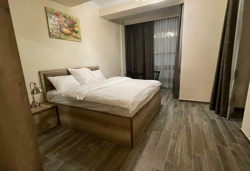 Camera Standard con Balcone, Altunyan