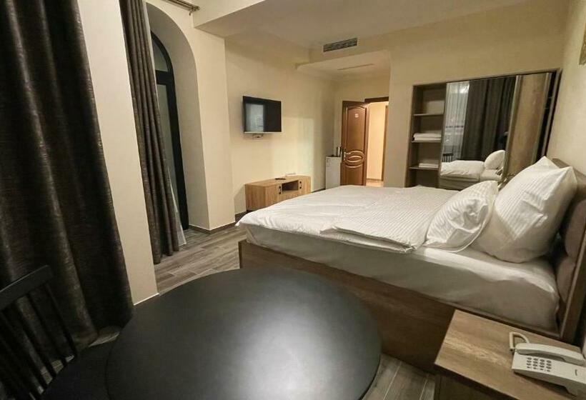 Camera Standard con Balcone, Altunyan