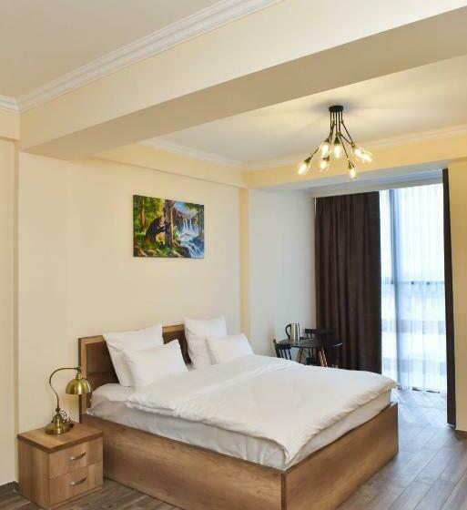 Camera Deluxe, Altunyan