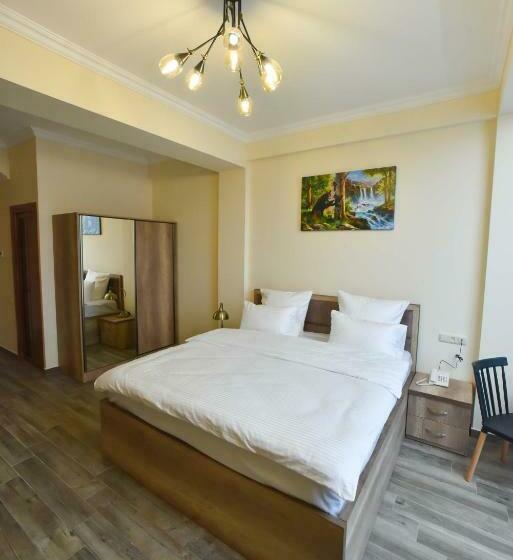 Camera Deluxe, Altunyan