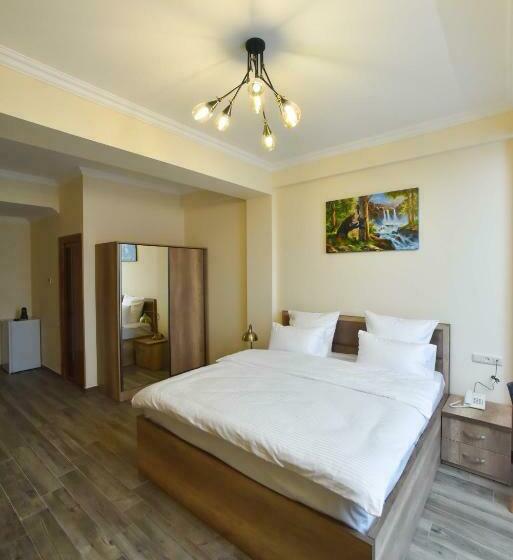 Camera Deluxe, Altunyan