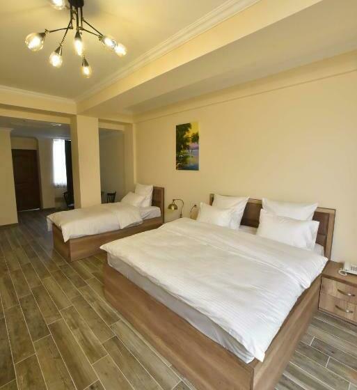 Camera Tripla Superiore, Altunyan