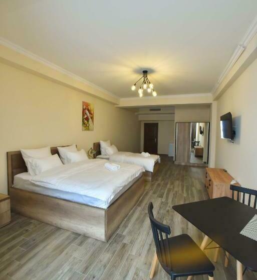 Camera Tripla Superiore, Altunyan