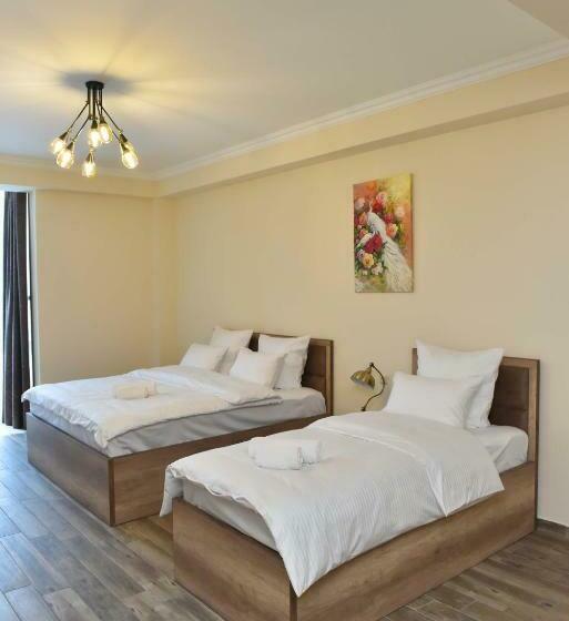 Camera Tripla Superiore, Altunyan