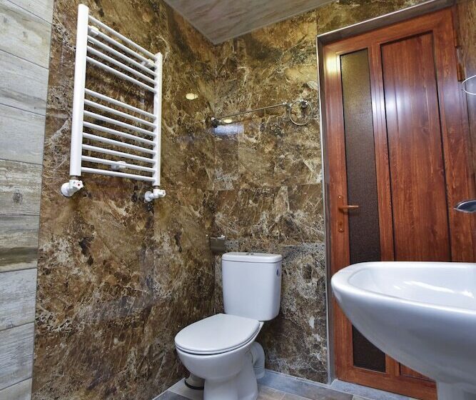 Camera Deluxe, Altunyan