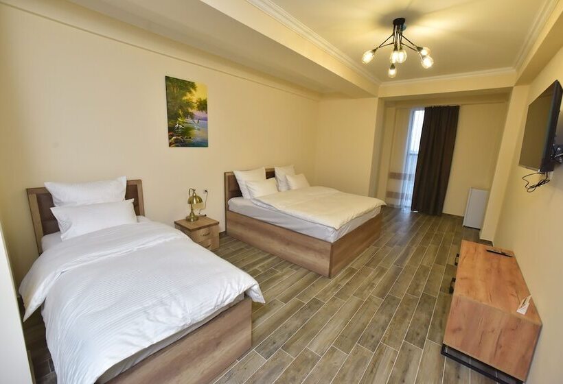 Camera Tripla Superiore, Altunyan