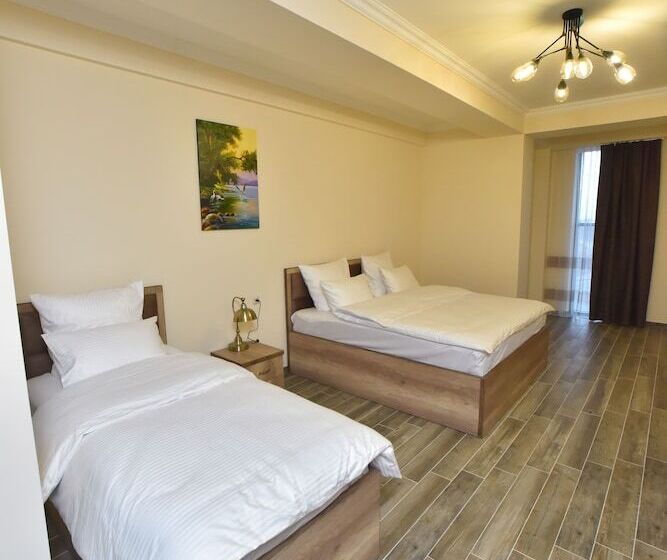 Camera Tripla Superiore, Altunyan