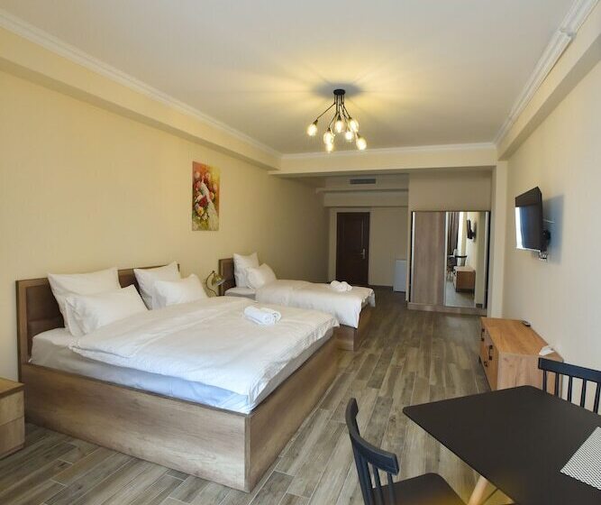 Camera Tripla Superiore, Altunyan