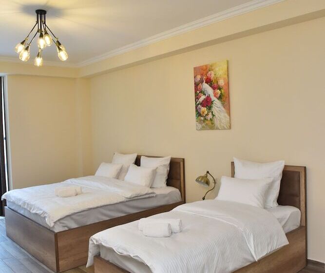 Camera Tripla Superiore, Altunyan