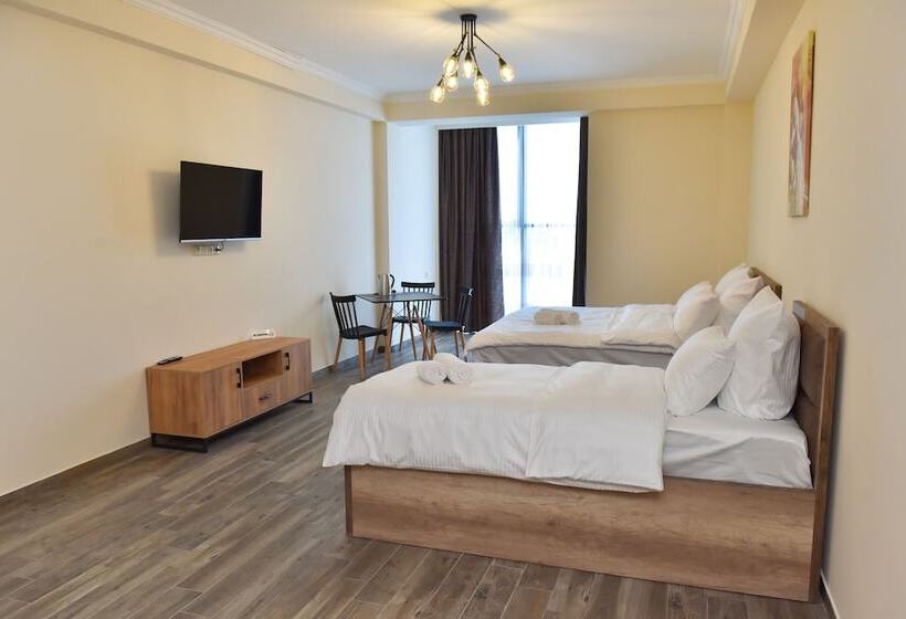 Camera Tripla Superiore, Altunyan