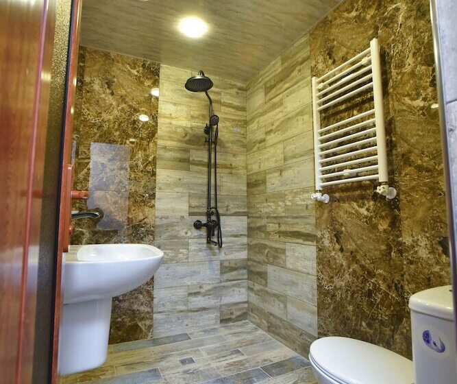 Camera Tripla Superiore, Altunyan