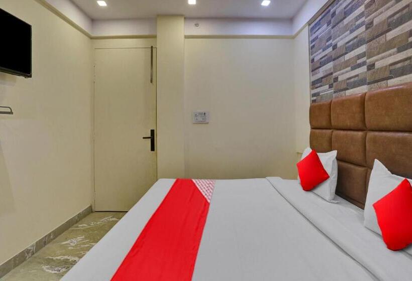 Quarto Triplo Clássico, Oyo Flagship 81202 Brown Villa