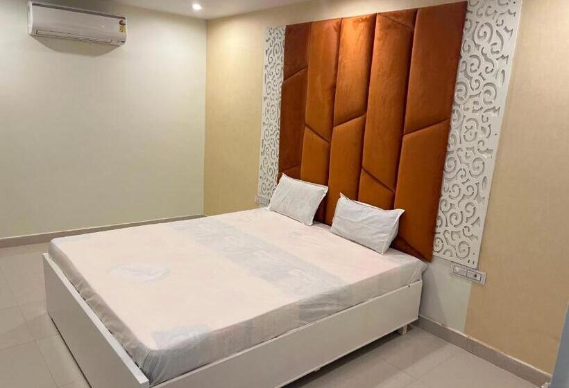 חדר דלוקס לשלושה, Oyo 81010  The Amar Palace