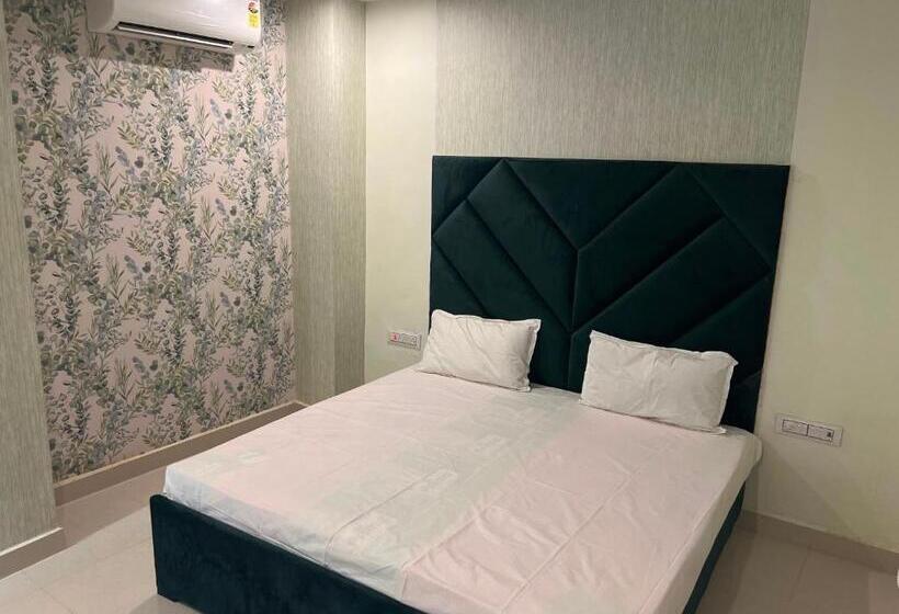 חדר דלוקס לשלושה, Oyo 81010  The Amar Palace