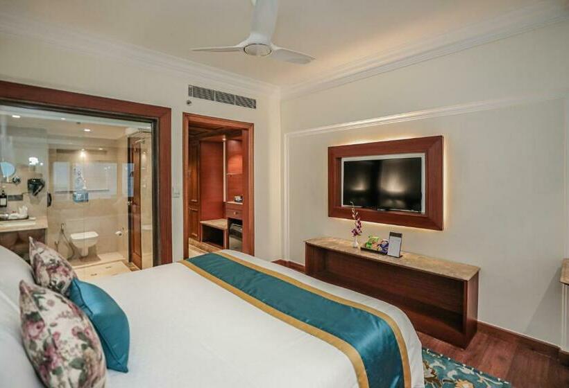 キングサイズベッドのスタンダードルーム, Regenta Central Lucknow By Royal Orchid Hotels Limited