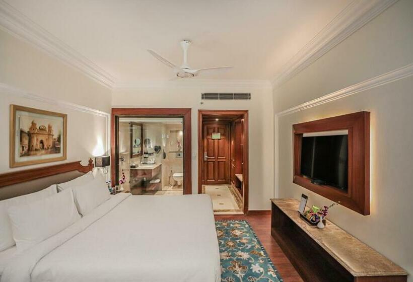 キングサイズベッドのスタンダードルーム, Regenta Central Lucknow By Royal Orchid Hotels Limited