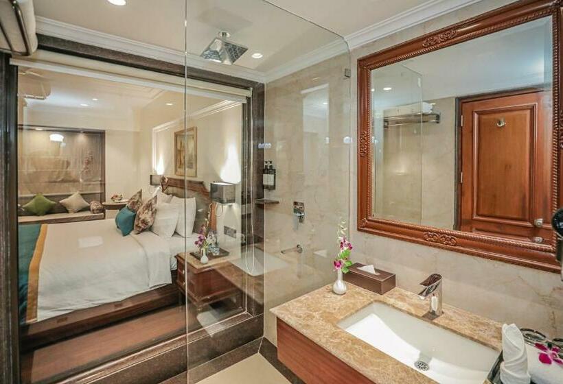 キングサイズベッドのスタンダードルーム, Regenta Central Lucknow By Royal Orchid Hotels Limited