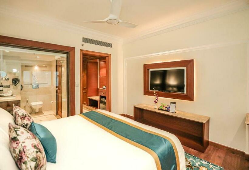 キングサイズベッドのスタンダードルーム, Regenta Central Lucknow By Royal Orchid Hotels Limited