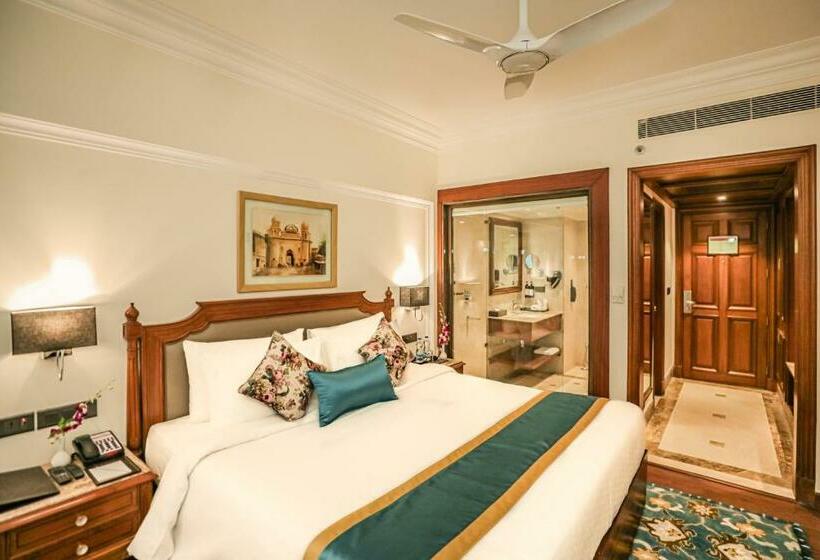 キングサイズベッドのスタンダードルーム, Regenta Central Lucknow By Royal Orchid Hotels Limited