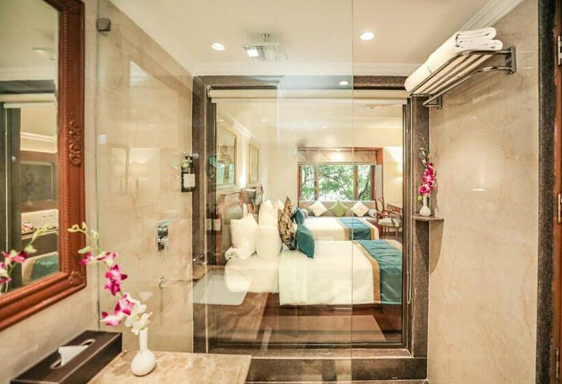 キングサイズベッドのスタンダードルーム, Regenta Central Lucknow By Royal Orchid Hotels Limited