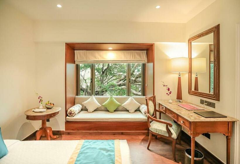 キングサイズベッドのスタンダードルーム, Regenta Central Lucknow By Royal Orchid Hotels Limited